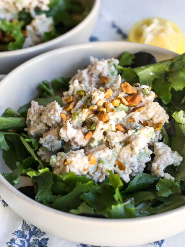 Refresh your mealtime with our Lemon Quinoa Chicken Salad recipe! Packed with flavor and protein, it's a delicious and nutritious choice.