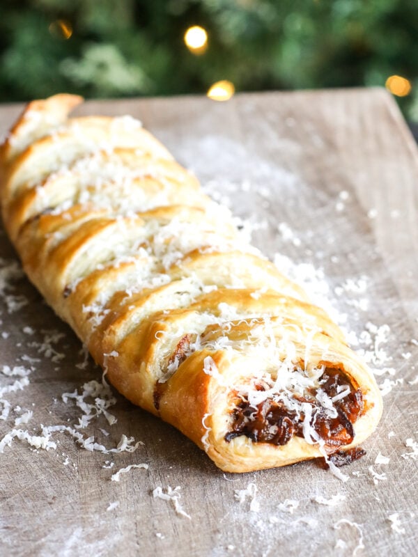 Crispy, buttery, and oh-so-delicious! This easy French Onion Soup Braid recipe is the perfect addition to your winter meal or appetizer.