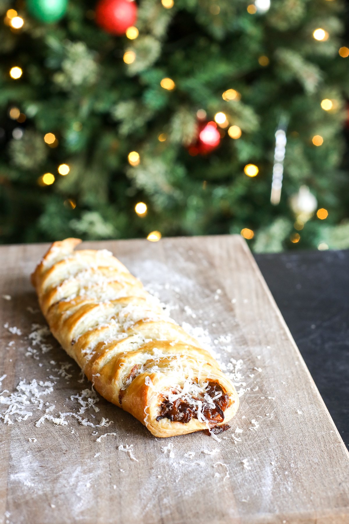 Crispy, buttery, and oh-so-delicious! This easy French Onion Soup Braid recipe is the perfect addition to your winter meal or appetizer.