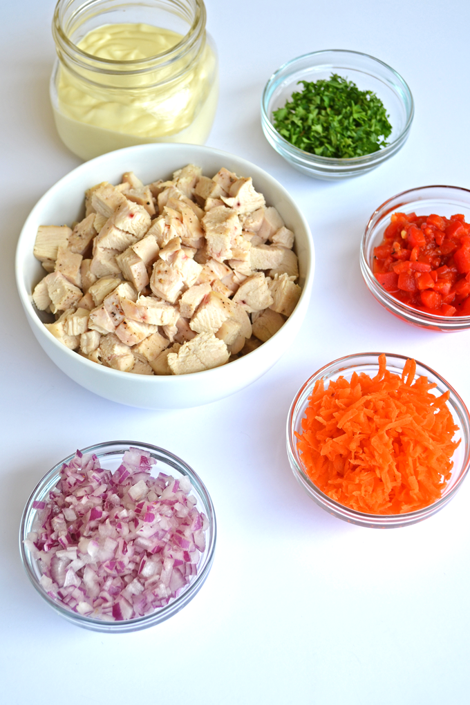 Roasted Garlic Chicken Salad / whole 30 approved & paleo! With homemade mayo and veggies! A healthy and satisfying lunch!