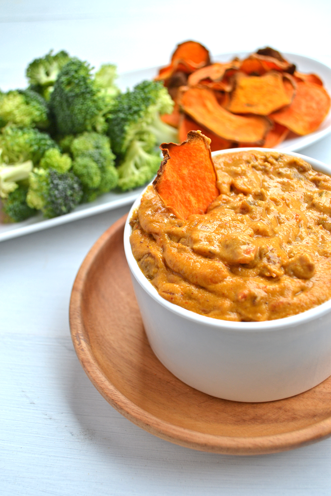 Paleo Chili Cheese Dip! This is a perfect whole30 approved appetizer for any occasion! Dairy free, gluten free, guilt free!