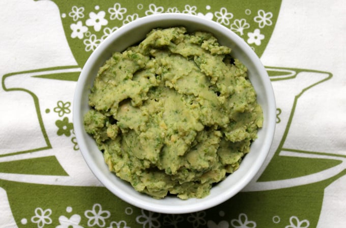 Garlic Kale Hummus - Part of a healthy green recipe roundup!