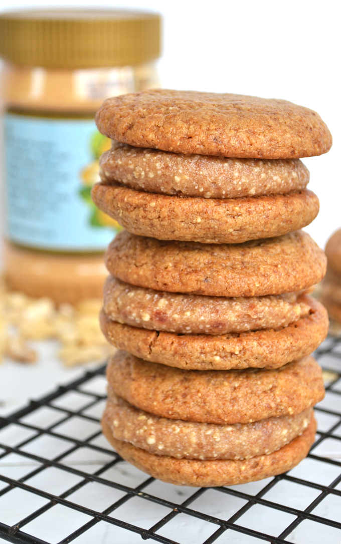  These Cashew Cookies with Salted Date Caramel Filling are Paleo, Grain Free, Dairy Free and SO DELICIOUS!