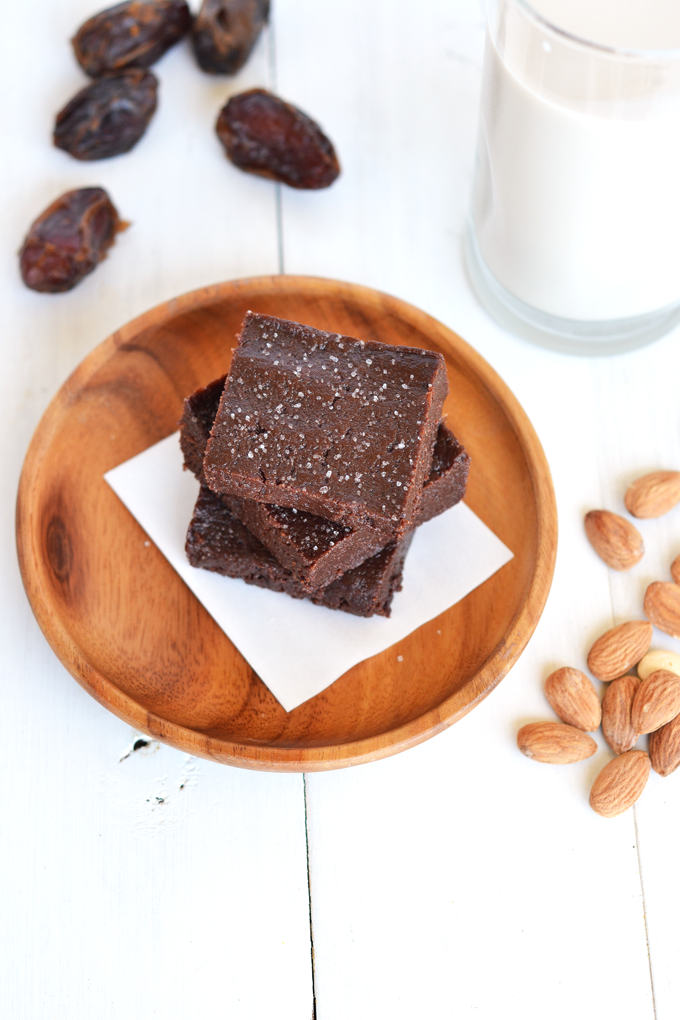 This Cacao Tahini Freezer Fudge has only 5 ingredients and is beyond simple to make! Paleo, gluten-free, dairy-free and vegan treat - perfect for a healthy snack or dessert!