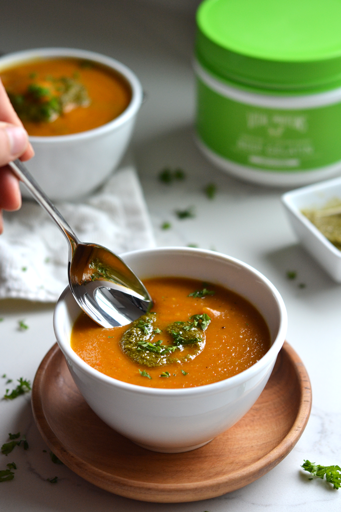 This Roasted Parnsip & Carrot Soup is SO simple to make with few ingredients but so full of flavor! Perfect Paleo & Whole30 meal.
