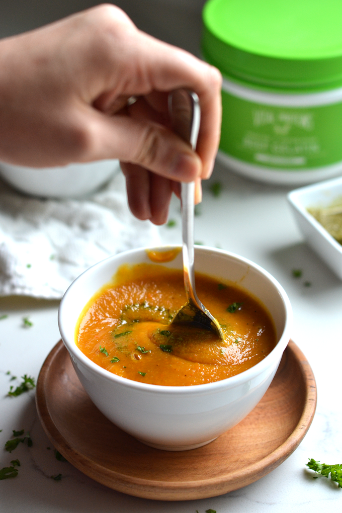 This Roasted Parnsip & Carrot Soup is SO simple to make with few ingredients but so full of flavor! Perfect Paleo & Whole30 meal.