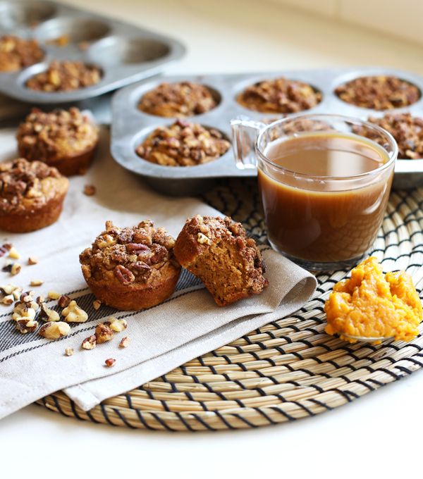 These Paleo Pumpkin Crunch Muffins are perfect for healthy holiday baking!