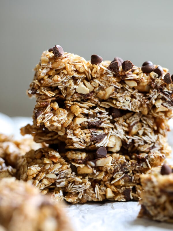 These Honey Chocolate Chip Granola Bars are so delicious and a great healthy alternative to all the store bought options out there!