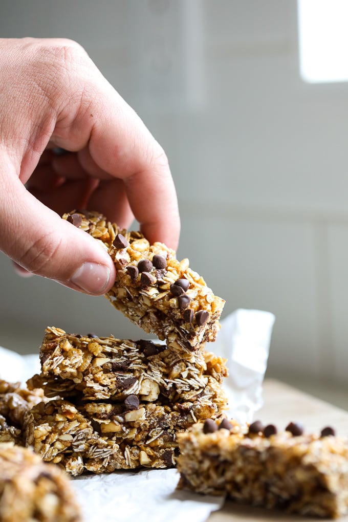 These Honey Chocolate Chip Granola Bars are so delicious and a great healthy alternative to all the store bought options out there!