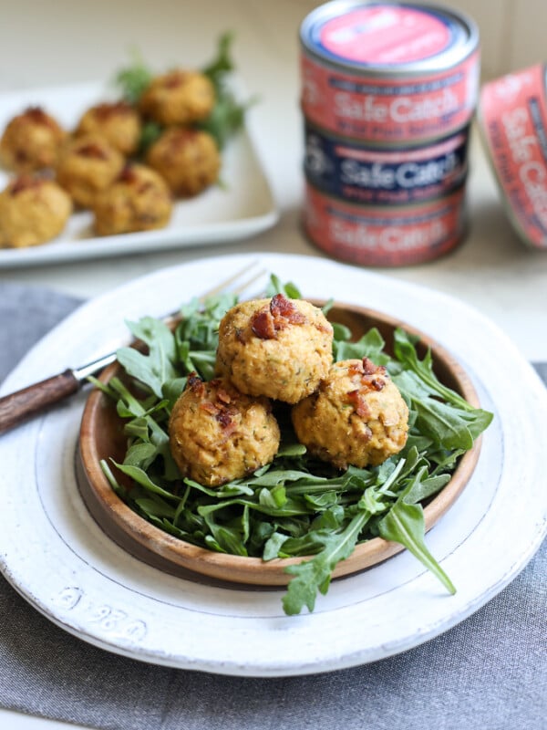 These Bacon Dill Salmon Meatballs are a super easy and healthy way to enjoy a protein packed meal! Paleo and whole30 using Safe Catch pink salmon!