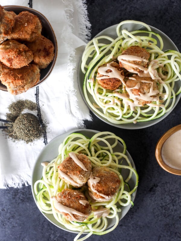 These Crispy Garlic Dill Turkey Meatballs are so simple to make, whole30 and super nice and crispy!