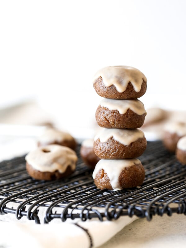 These Maple Donut Energy Balls taste just like your favorite donut but with a healthy twist!