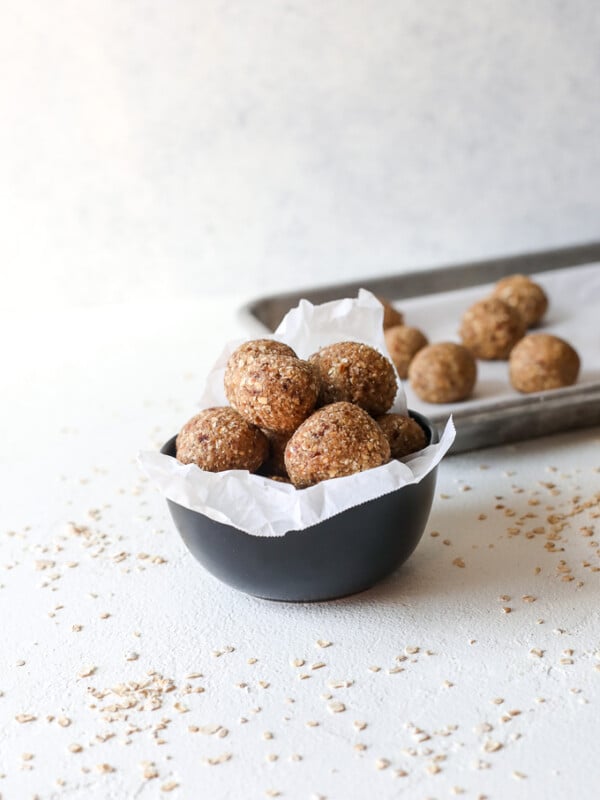 These Nut-free oatmeal energy bites are naturally sweetened and nut free so they are great to add into a lunch box for any school lunch!