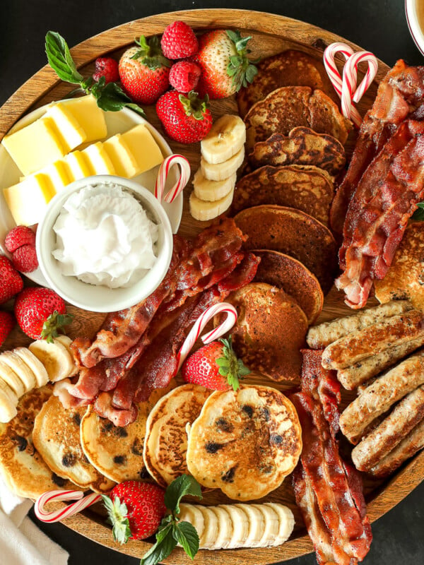 This Christmas Breakfast Board is such a fun and simple way to celebrate on christmas morning. Kid's love getting to pick what they want to build their plate!