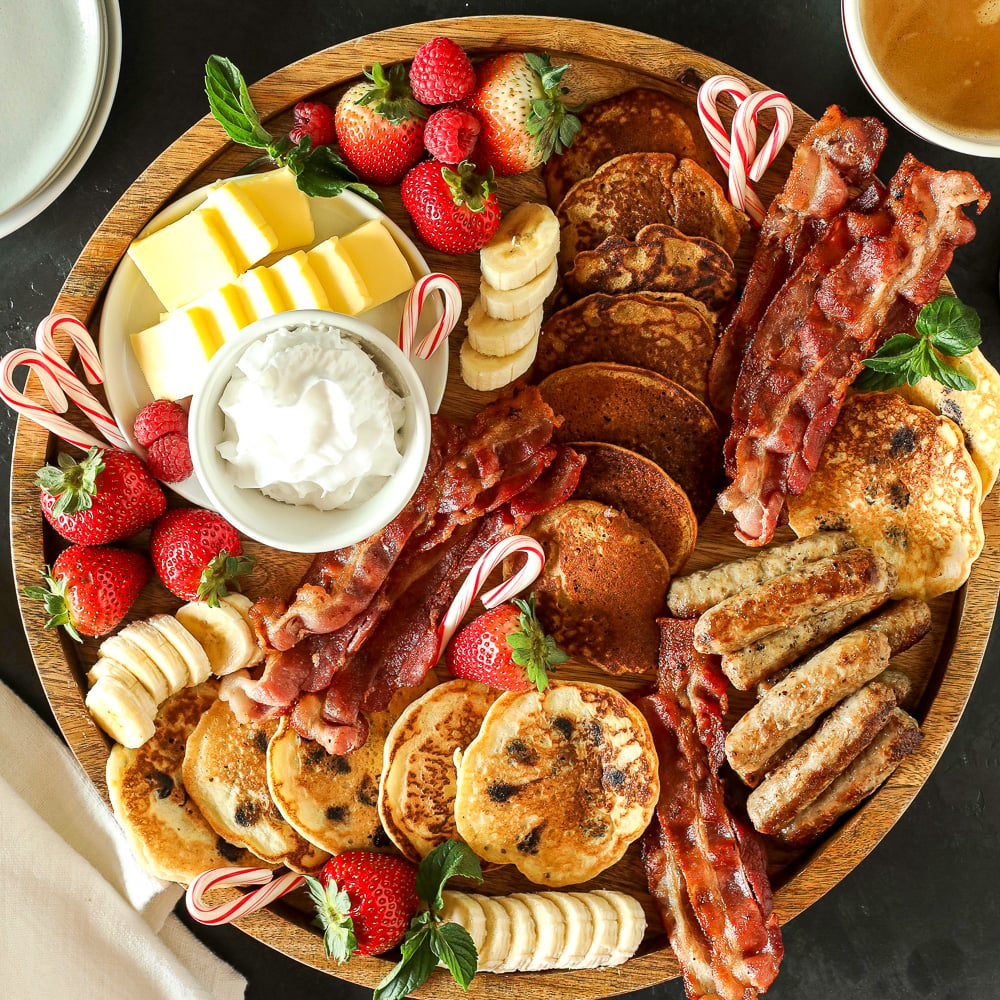 This Christmas Breakfast Board is such a fun and simple way to celebrate on christmas morning. Kid's love getting to pick what they want to build their plate!