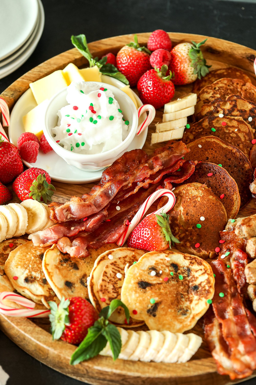 This Christmas Breakfast Board is such a fun and simple way to celebrate on christmas morning. Kid's love getting to pick what they want to build their plate!