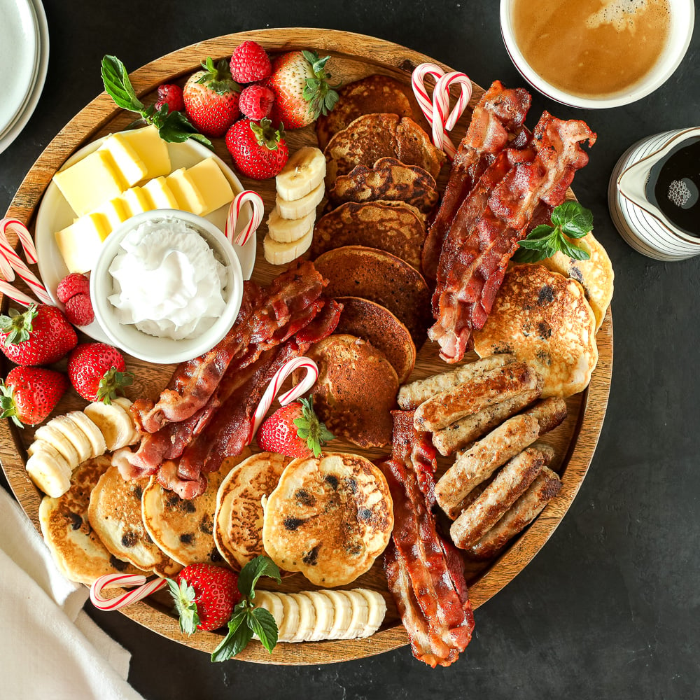 This Christmas Breakfast Board is such a fun and simple way to celebrate on christmas morning. Kid's love getting to pick what they want to build their plate!