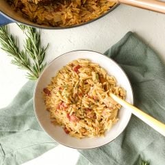 This One Pot Rosemary Bacon Orzo is dairy free and takes only 15 minutes to throw together!