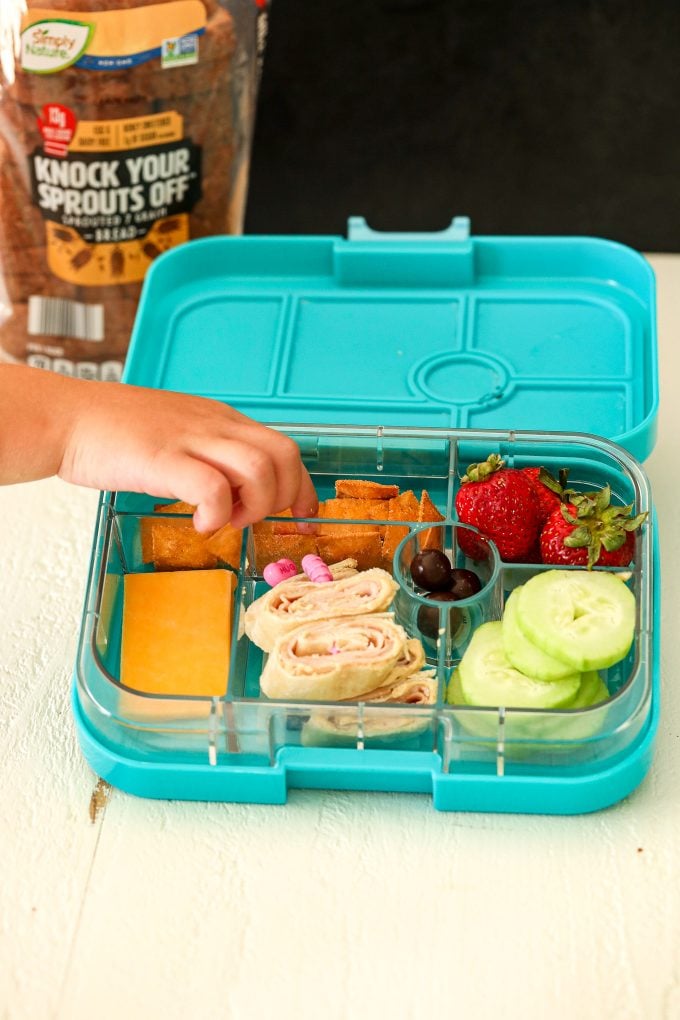 This School Lunches Guide is the perfect thing to print and keep on your fridge when you aren't sure what to make!