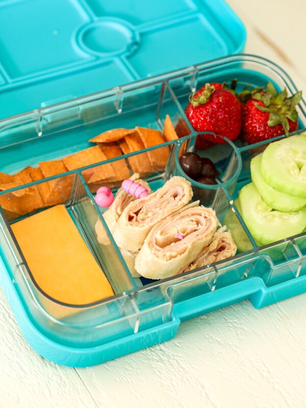 This School Lunches Guide is the perfect thing to print and keep on your fridge when you aren't sure what to make!