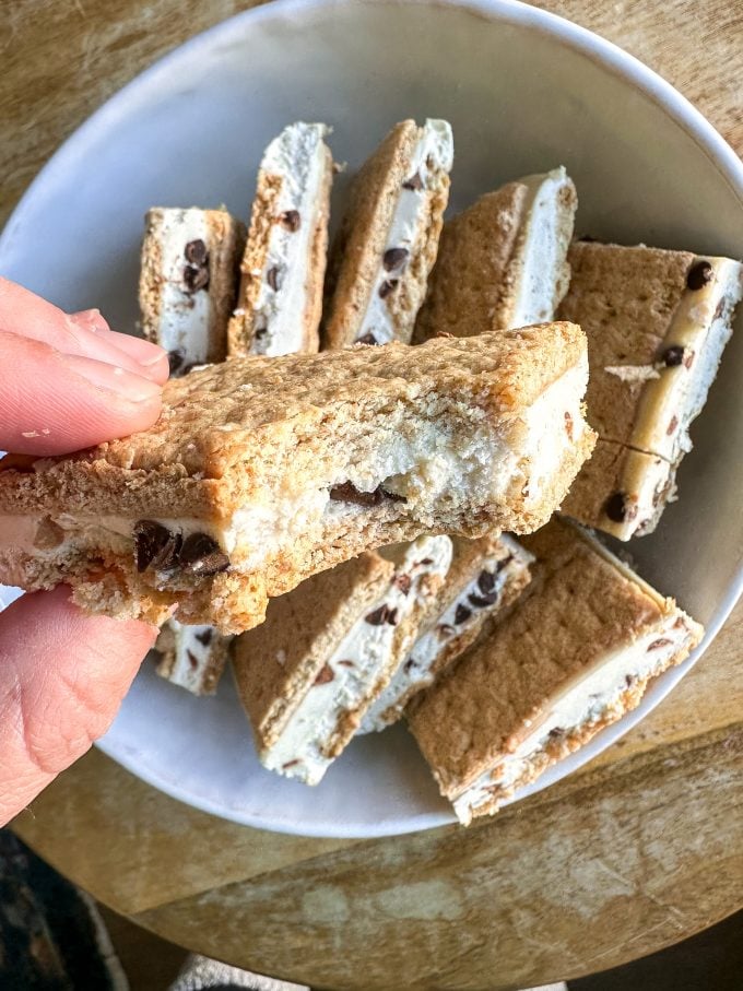 These Cashew Cheesecake Bites are a simple and dairy free desserts that everyone will love!