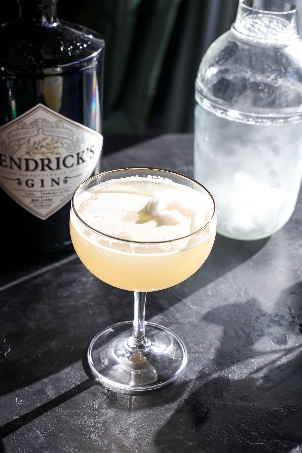 Discover the perfect summer refreshment: Bee's Knees with gin and lemon sorbet. Zesty, sweet, and oh-so-satisfying!