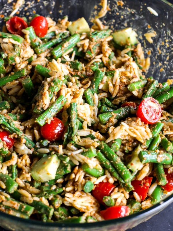 Easy recipe with asparagus & homemade sun-dried tomato pesto. Perfect for lunch or dinner!