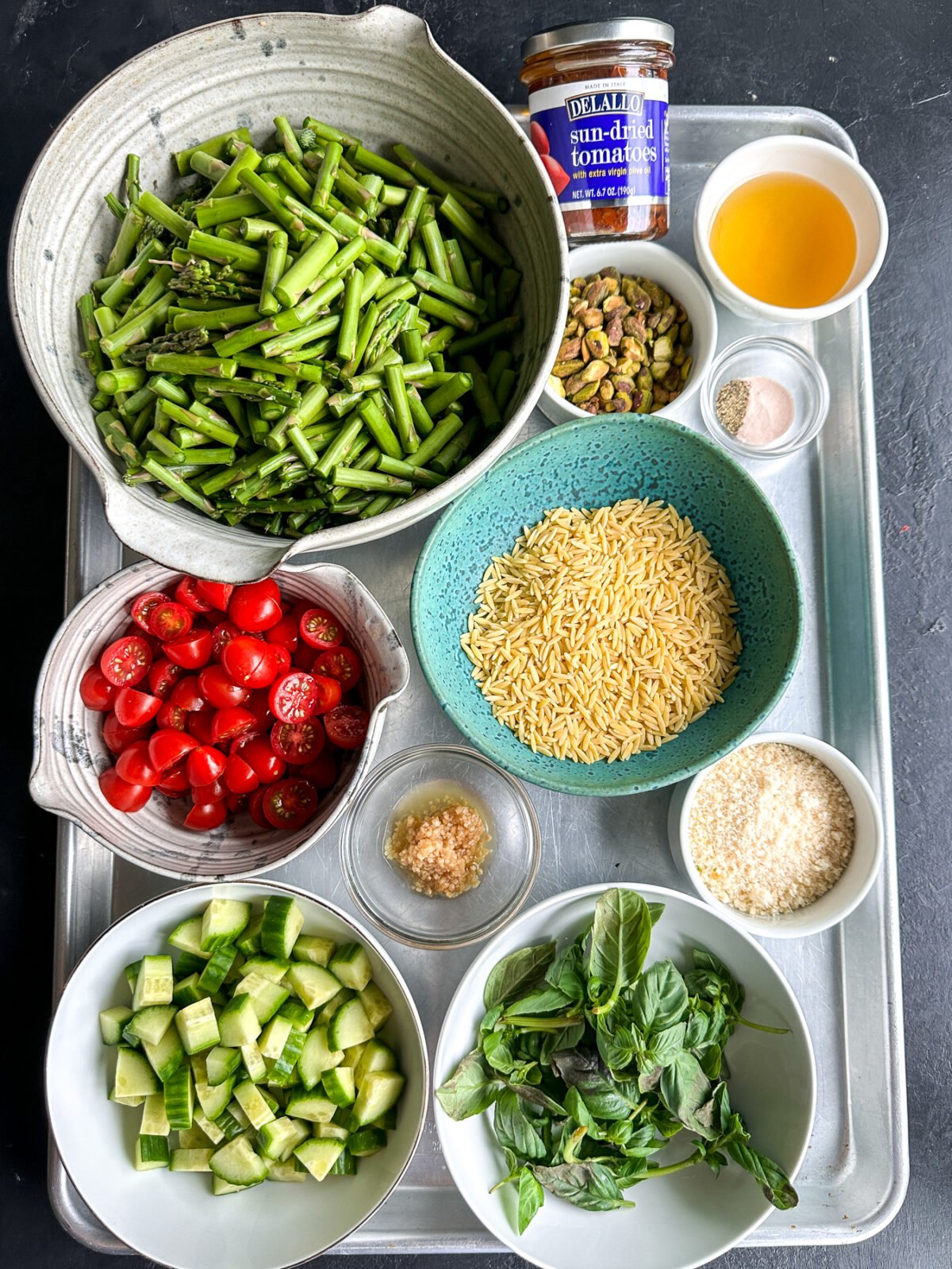Easy recipe with asparagus & homemade sun-dried tomato pesto. Perfect for lunch or dinner!